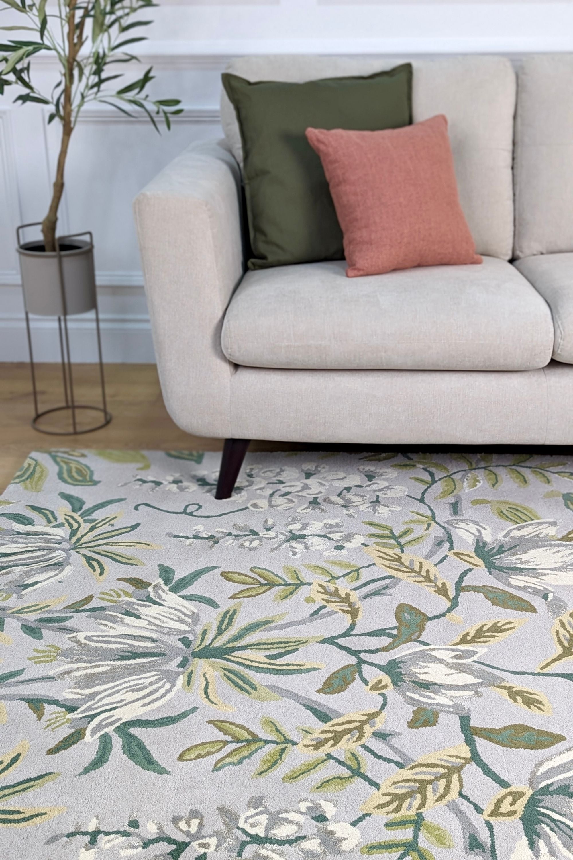 Grey wool and viscose rug with floral design