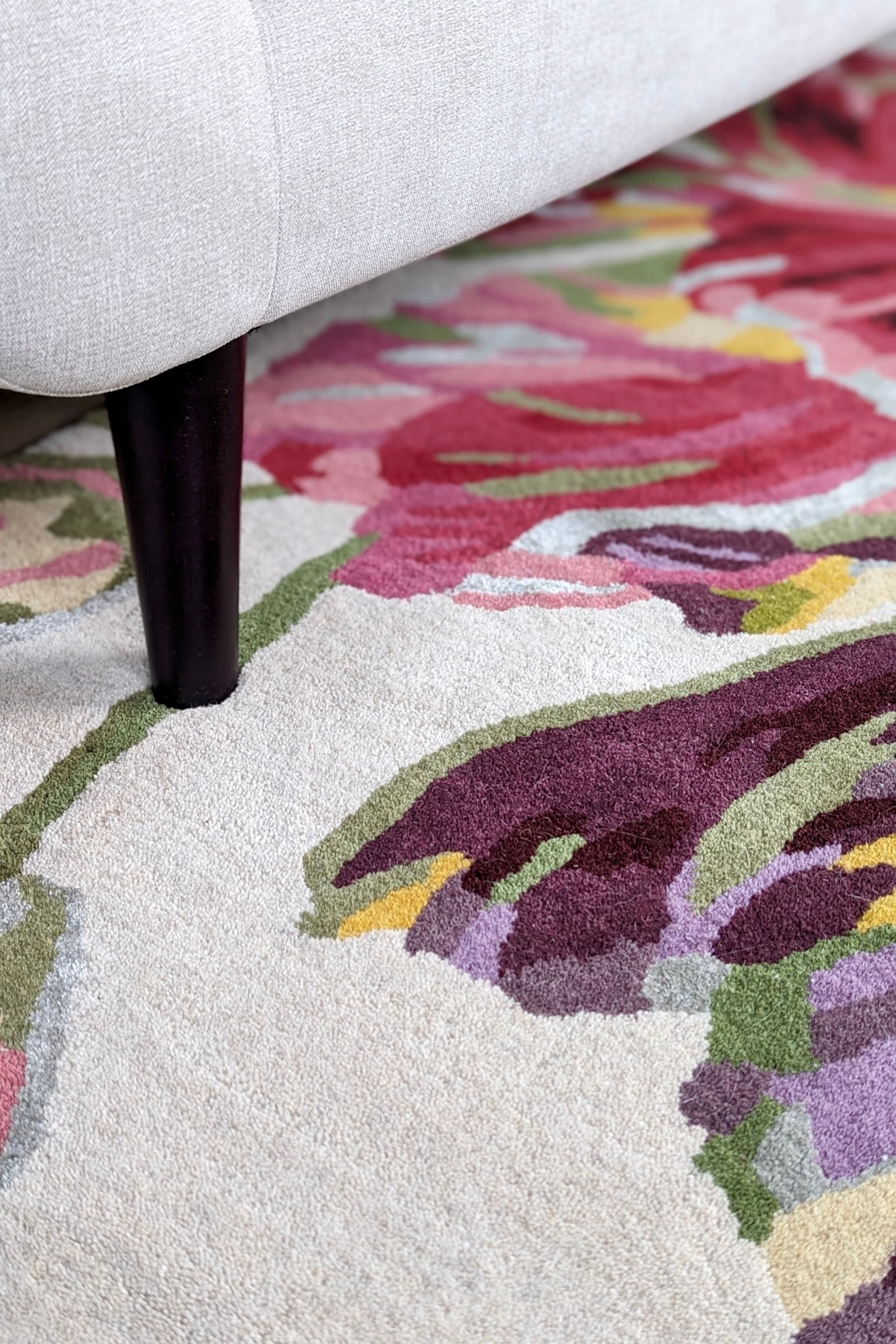 Cream wool and viscose rug with tulip design