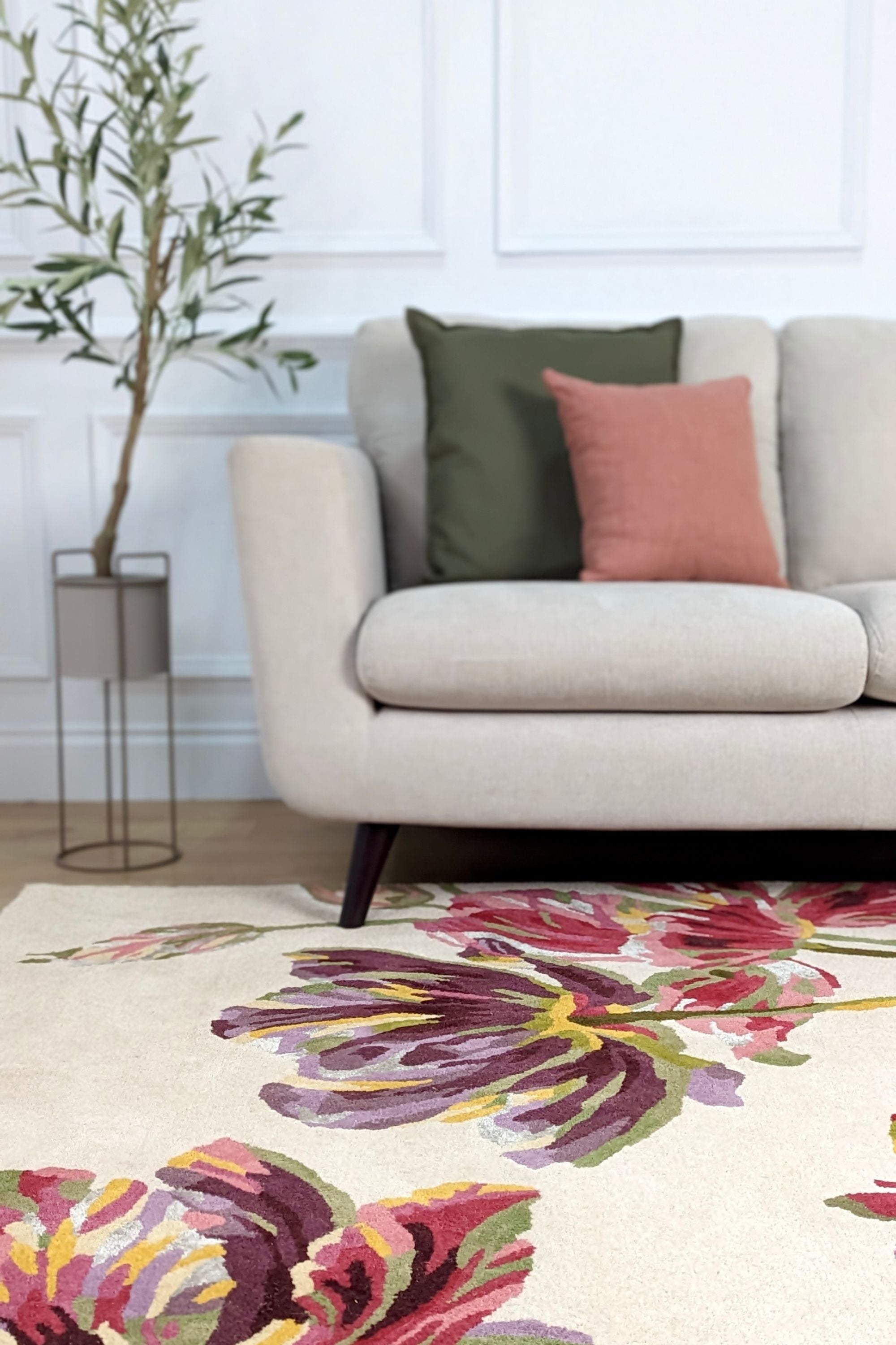 Cream wool and viscose rug with tulip design