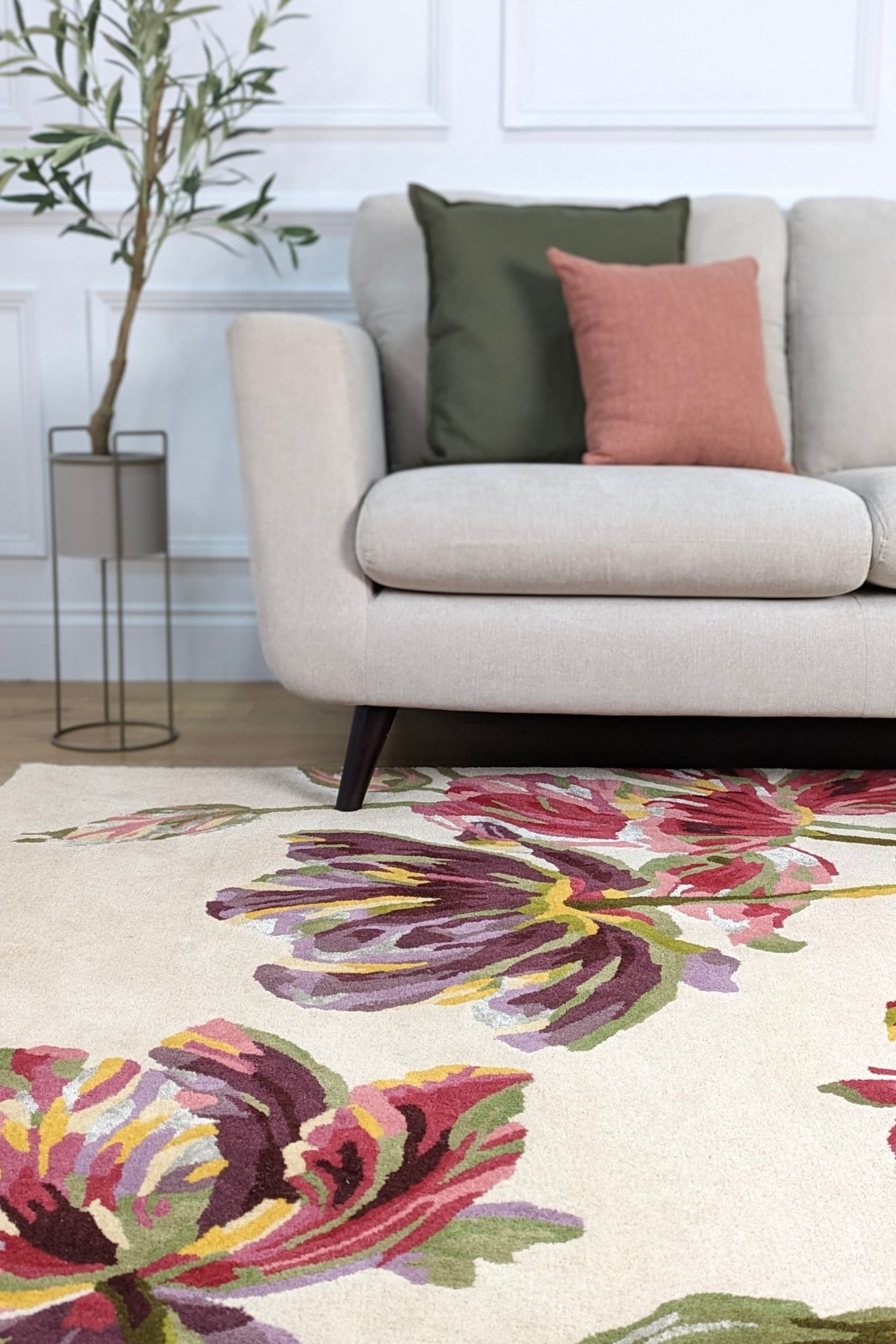 Cream wool and viscose rug with tulip design