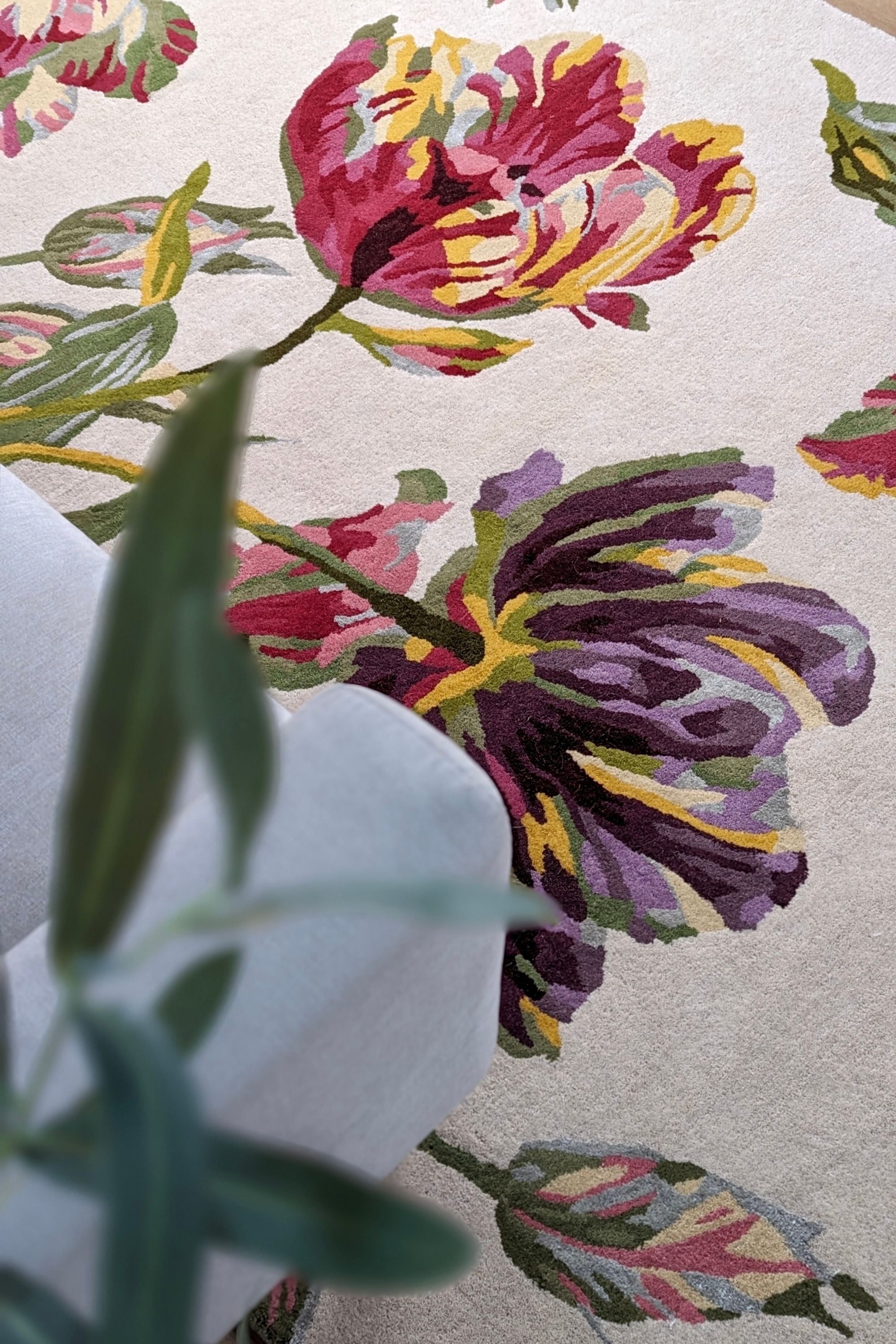 Cream wool and viscose rug with tulip design