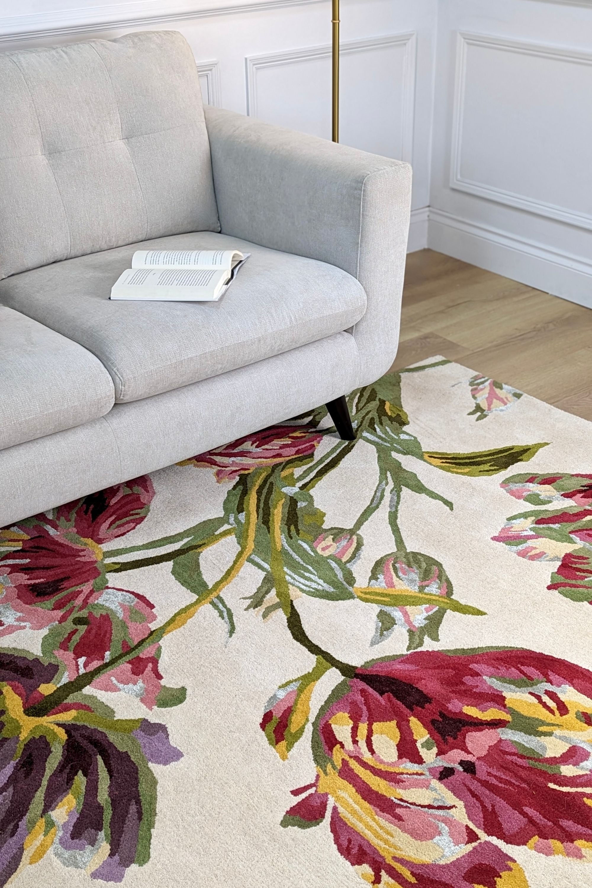 Cream wool and viscose rug with tulip design