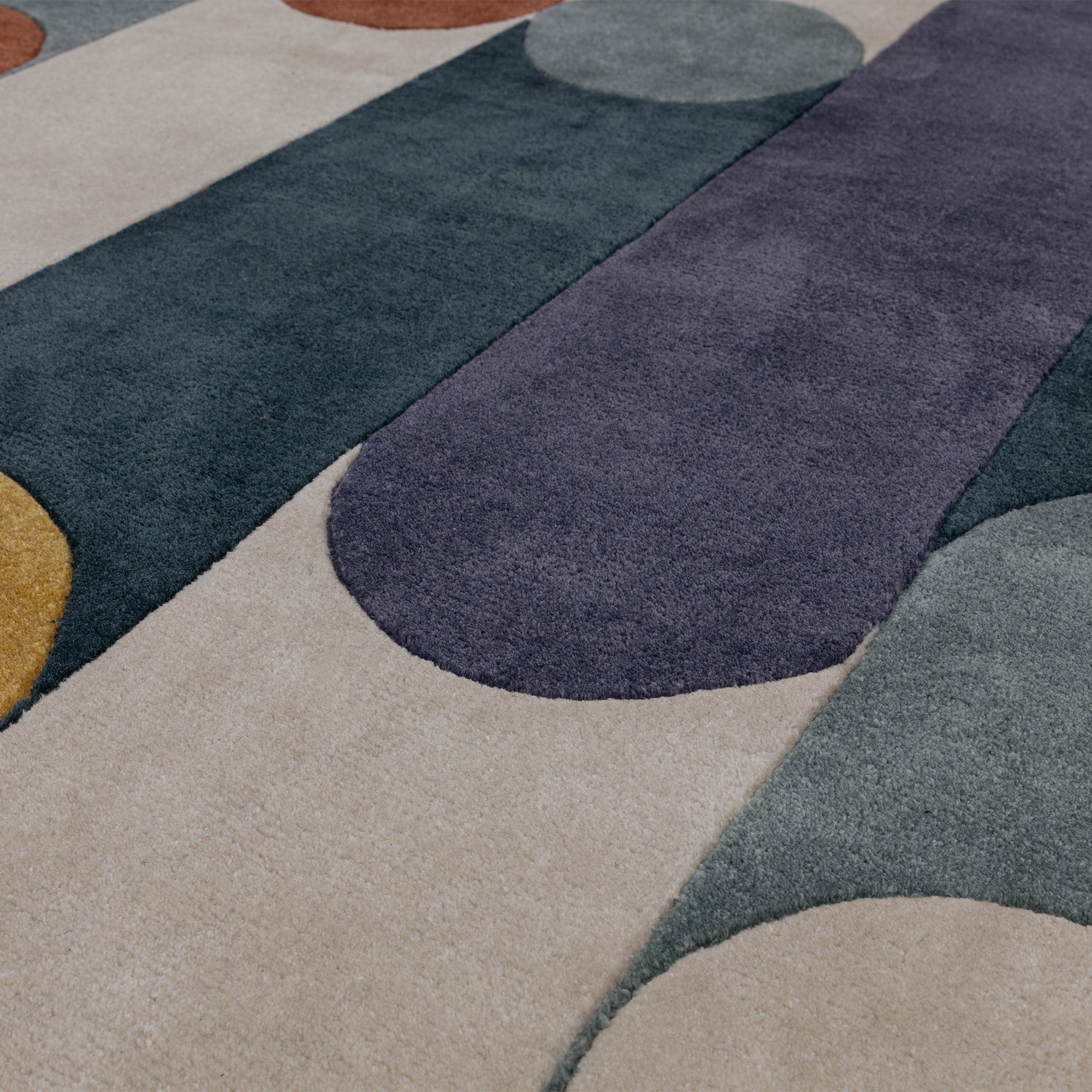 Multicolour retro rug with linear and circle pattern