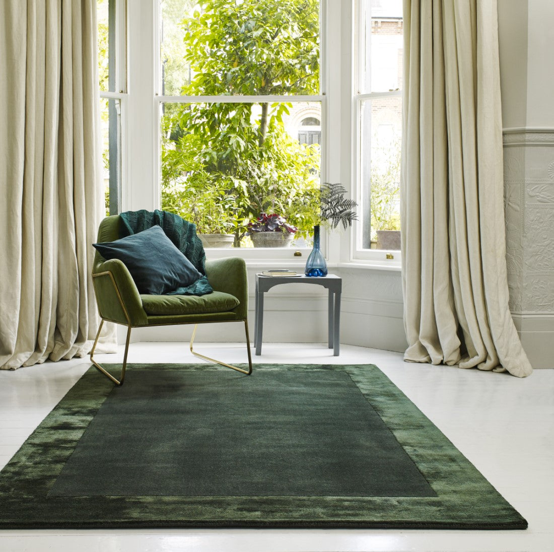 green wool and viscose rug with a border design