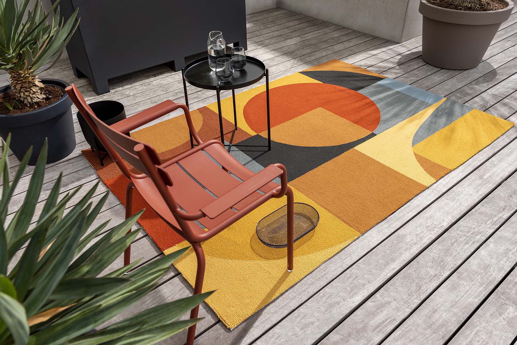 geometric artist inspired indoor/outdoor rug in multicolour
