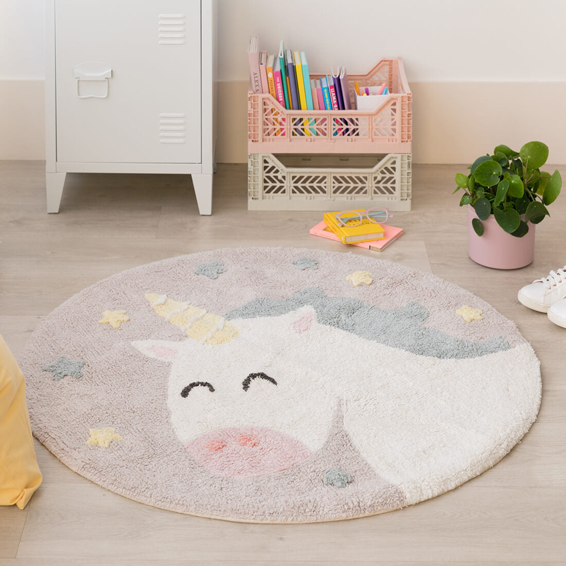  cotton tufted round rug featuring a unicorn motif
