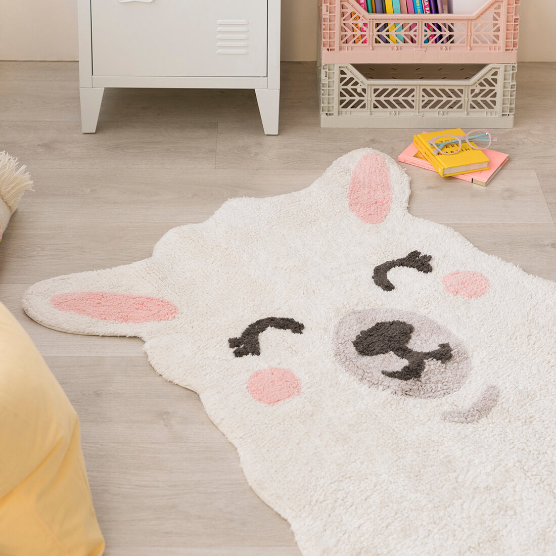  cotton tufted rug shaped as a smiling llama