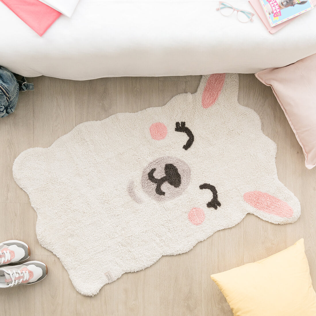  cotton tufted rug shaped as a smiling llama