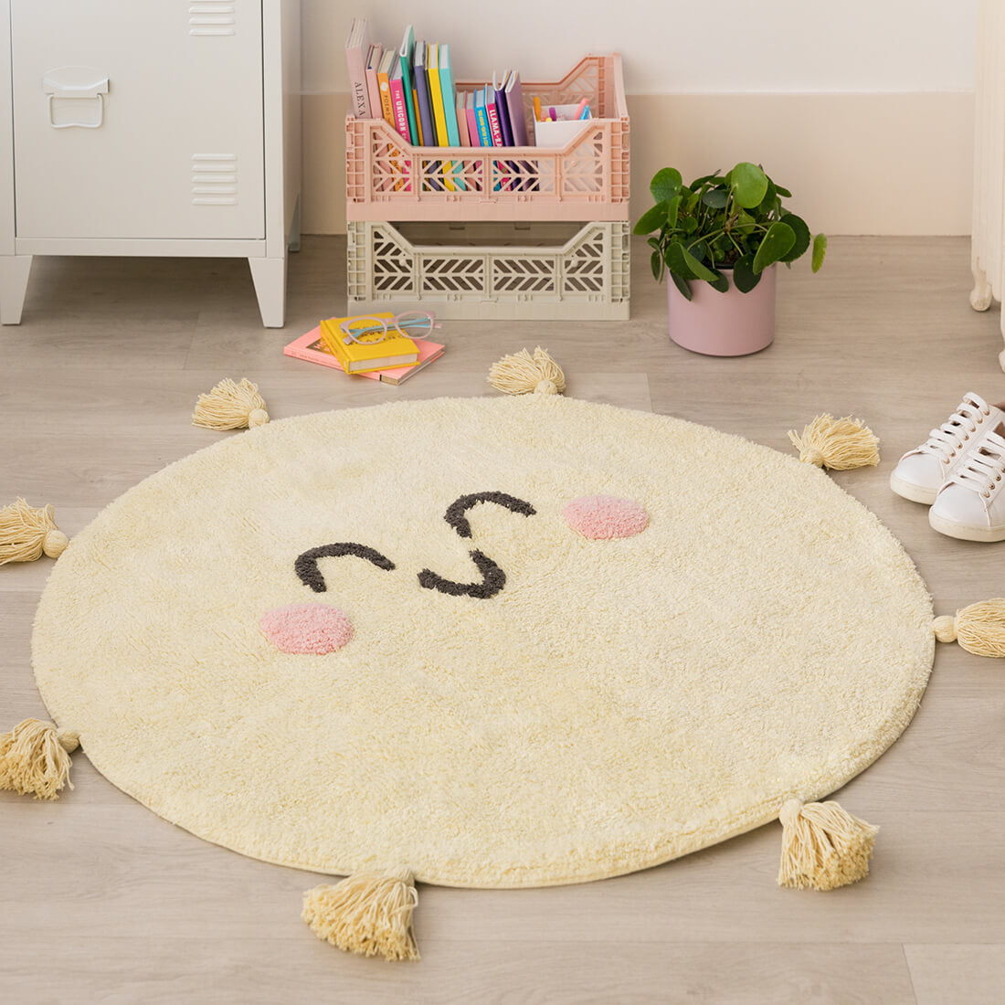  cotton tufted round rug shaped as a smiling sun