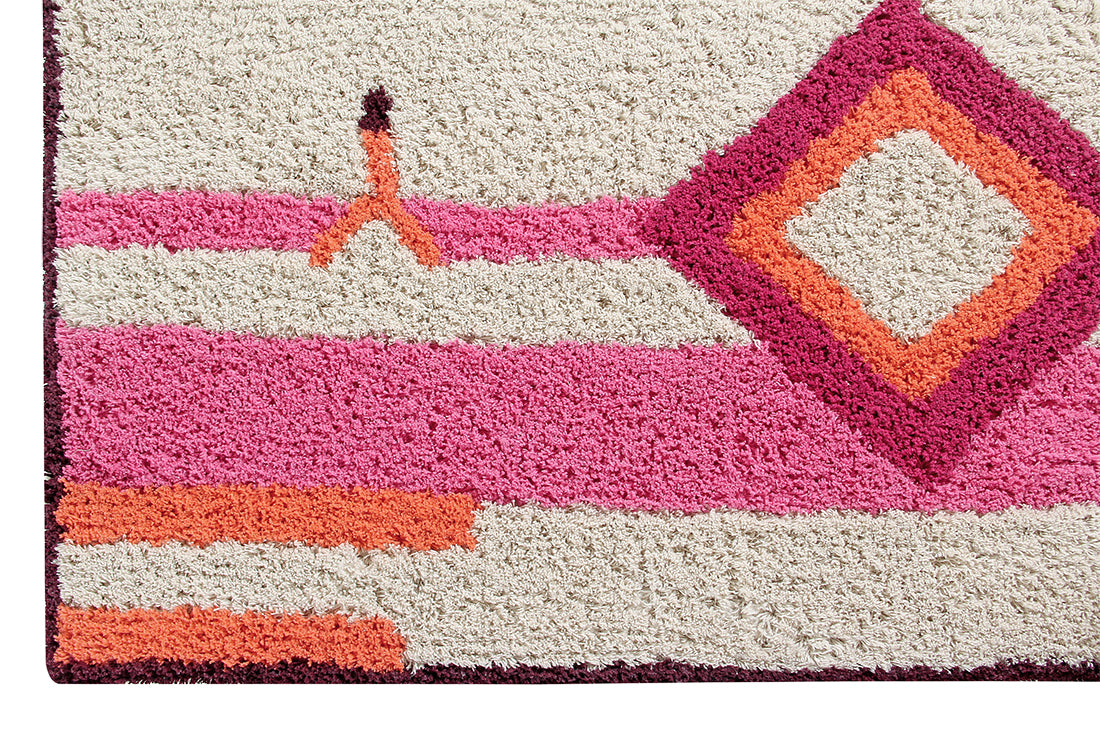 Rectangular white cotton rug decorated with a pink and orange Moroccan Beni design with a black border