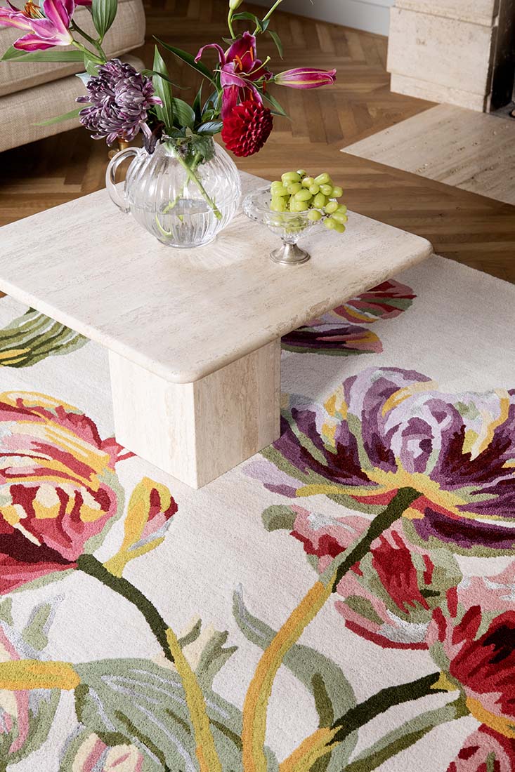 Cream wool and viscose rug with tulip design
