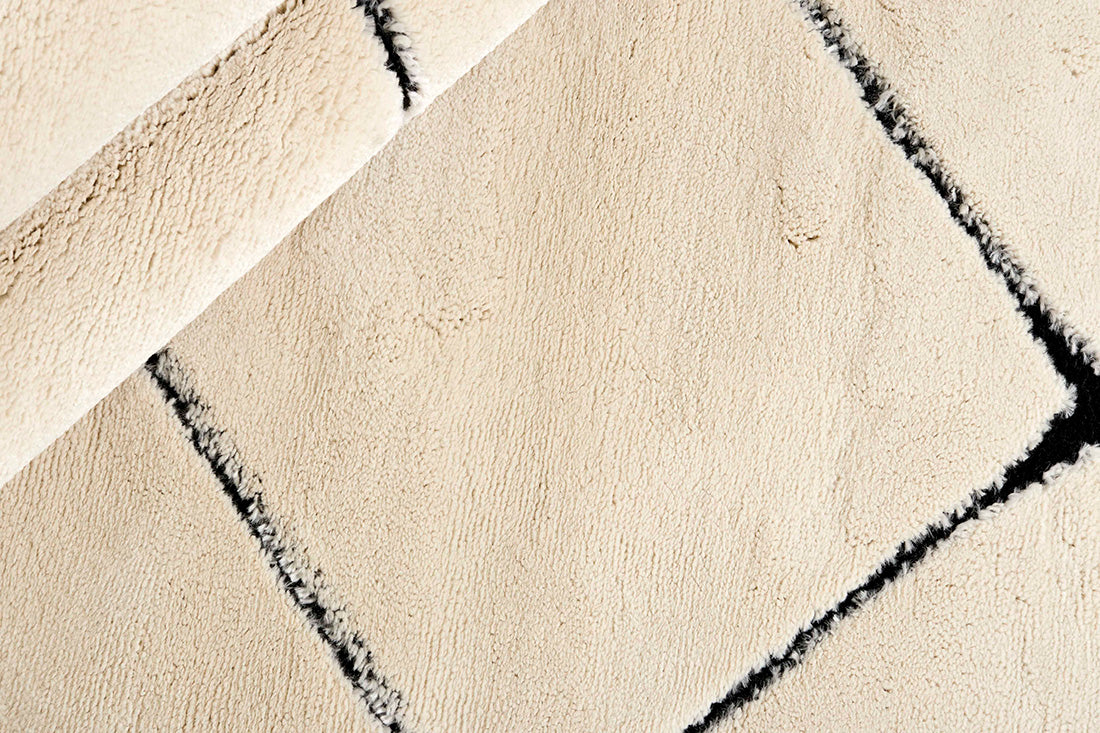 Plain cream Moroccan style rug with minimal diamond pattern
