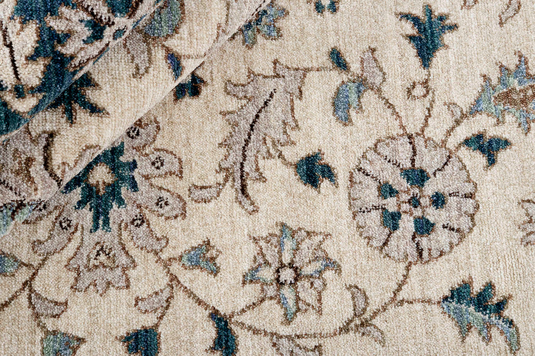 Traditional cream & blue Ziegler-style rug with floral motif 

