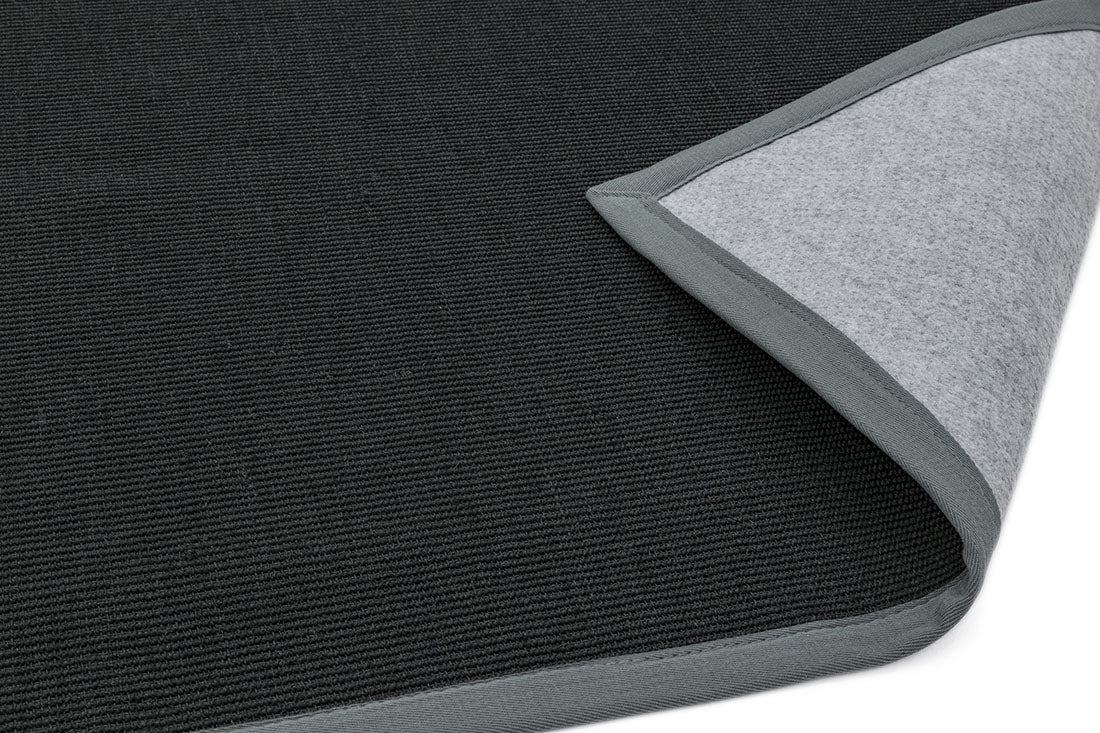 Black sisal rug with grey border