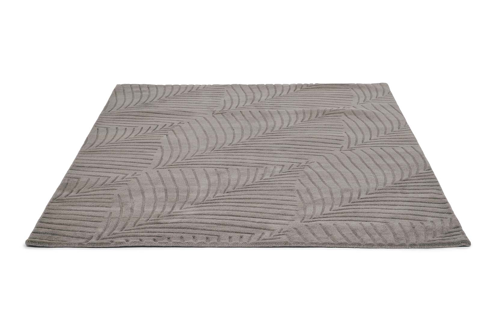 Rectangular grey rug with engraved leaf pattern