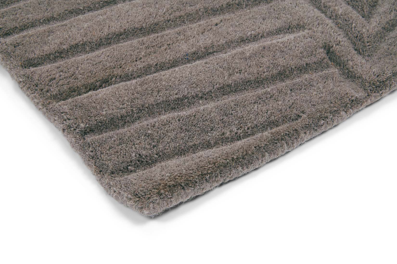 Rectangular grey rug with engraved leaf pattern