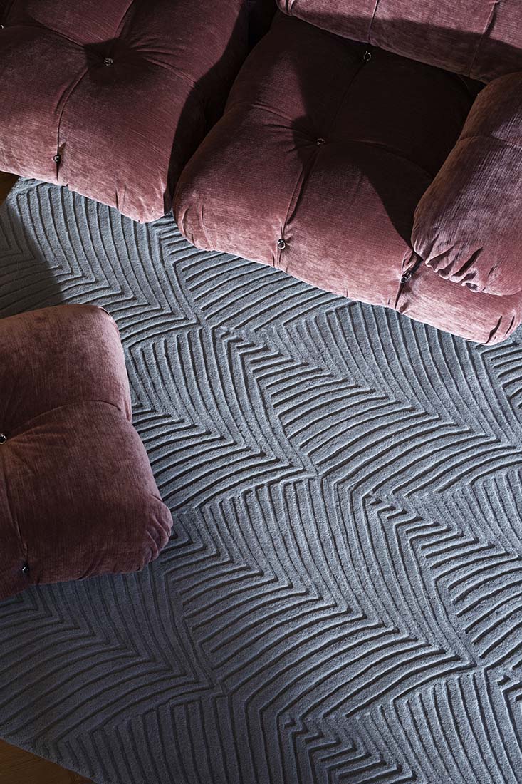 Rectangular grey rug with engraved leaf pattern
