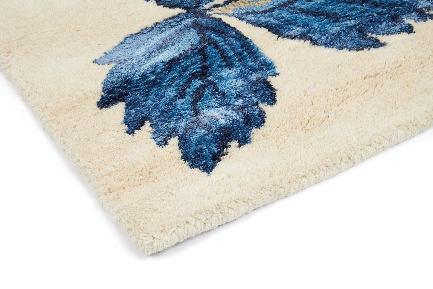 Rectangular cream rug decorated with blue flowers